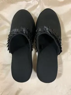 美脚4cmヒールフリルフォーマルスリッパ