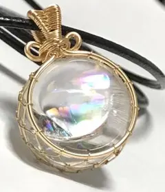 アイリスクォーツ革ヒモ付きペンダント　ワイヤーアート　極上虹入り水晶
