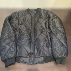 黒いキルティングジャンパー