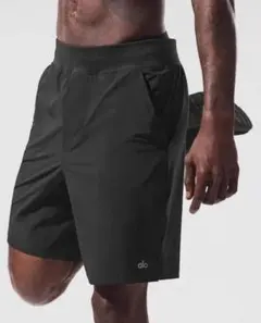 alo yoga レディース ショートパンツ ブラック - メルカリ