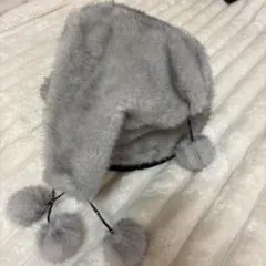 フワフワ　グレー ポンポン付き フェイクファー帽