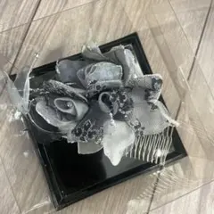 グレーコサージュ