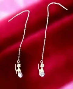 お値引き　未使用　猫モチーフ　ロングチェーンピアス　(アメリカンタイプピアス)