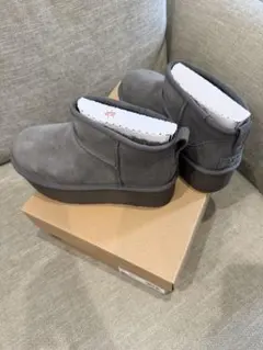 未使用　UGG クラシック ウルトラミニ プラットフォーム 22cm チャコール 未使用 UGG クラシック ウルトラミニ プラットフォーム 22cm