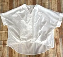 ホワイト Vネック 半袖シャツ　パールボタン
