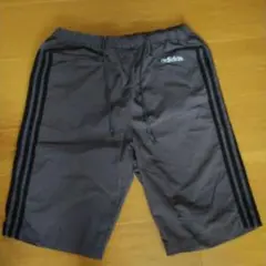 adidas グレー ストライプ ショートパンツ