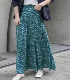美品⭐︎アーバンリサーチロッソ 小花柄フレアスカートのサムネイル