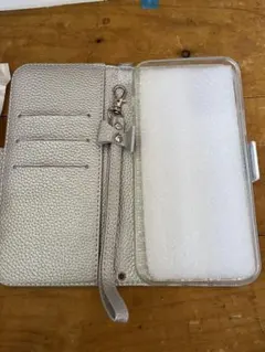 iPhoneミッキーマウス型押し シルバー手帳型ケース