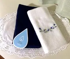 ホットマン1秒タオル　ネイビーブルーとホワイトお花刺繍のフェイスタオルセット