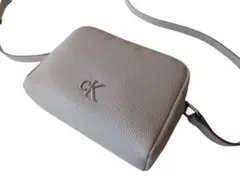 Calvin Klein ライトグレー ショルダーバッグ