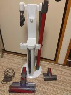 【ジャンク品】Dyson V10 Fluffy スタンド・付属品セット ジャンク品】Dyson V10 Fluffy スタンド・付属品セット - メルカリ