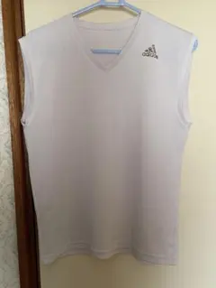 adidas ホワイト Vネック タンクトップ