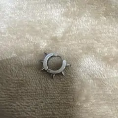スパイク付きシルバー片耳ピアス