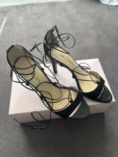 DIANA ブラック ストラップハイヒール