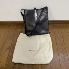 Ferragamo ブラックレザー ショルダーバッグ