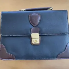 ブラウンのクラッチバッグ