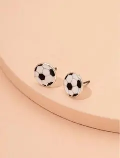 サッカーボールデザインピアス　可愛い　お洒落　個性的　カジュアル　新品　シンプル