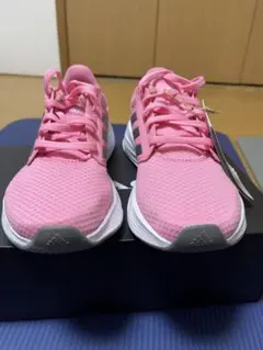 ピンクのアディダスレディーススニーカー