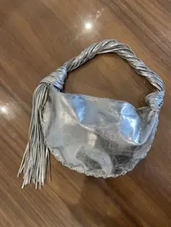 ZARAシルバー メタリックショルダーバッグ フリンジ付き