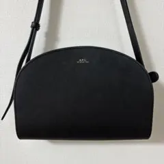 A.P.C. ブラックショルダーバッグ エンボス
