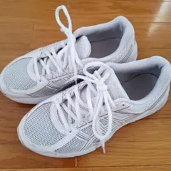 アシックス　スニーカー　白　23.5cm