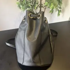 黒い巾着型バックパック