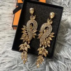 ゴールドロングピアス　ブライダルアクセサリー　結婚式前撮りドレスパーティー写真