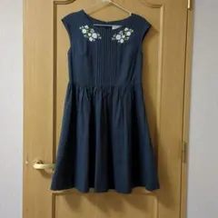 アナトリエ　花柄刺繍ひざ丈ワンピース