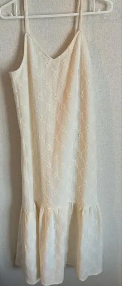キャミワンピース　春服　ホワイト