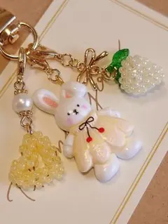 363 ハート ウサギ ぷっくり苺 ハンドメイドチャーム キーホルダー イエロー