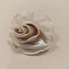クリーム色のバラ型ブローチ　コサージュ