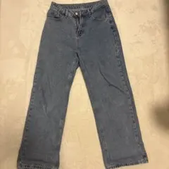 ライトウォッシュストレートレッグジーンズ