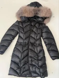 Moncler ブラックダウンジャケット フード付き