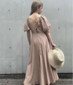 人気完売品　フレイアイディー　パフスリーブワンピース　ベージュ