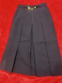 ネイビー プリーツスカート 膝丈 金色バックル