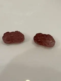 天然石 招財 開運貔貅彫刻模様の赤色ビーズ2個セット