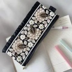【503】ハンドメイド　刺繍メガネケース/フラットポーチ 503】ハンドメイド 刺繍メガネケース/フラットポーチ - メルカリ