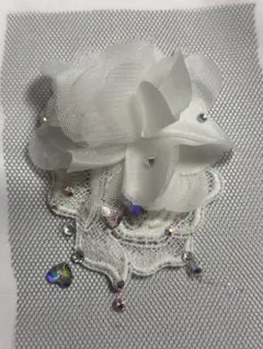 ホワイト花モチーフブローチ風　髪飾り