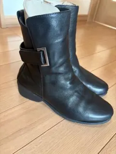 fit fit 25センチ　バックル付き黒レザーブーツ