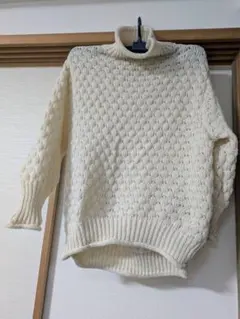 アイボリー 編み込みタートルネックセーター