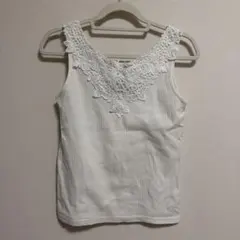 レース装飾付きホワイトタンクトップ