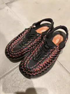 KEEN UNEEKサンダル 編み上げデザイン ブラック/ピンク/ブルー - メルカリ