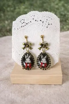 うさぎ✖️リボンモチーフ レジンイヤリング アンティーク風　ハンドメイド