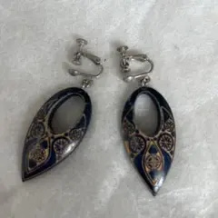 木彫り職人ハンドメイド イヤリング 青と黒のデザイン