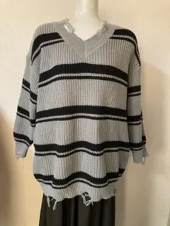 ダメージ加工グレーと黒のストライプ Vネックニット