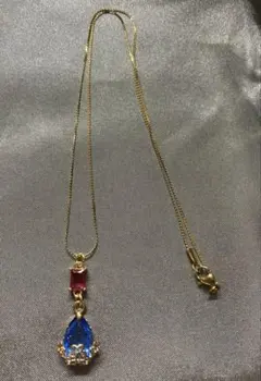 青と赤の宝石のペンダントネックレス