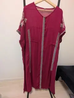 チャイハネ　刺繍入り赤ワンピース