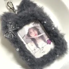 硬質トレカケース デコ 猫 リボン パール ふわふわ キーホルダー 濃いグレー