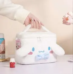 サンリオ　シナモンロール　バニティポーチ　大容量　メイクポーチ　ふわふわ