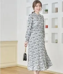 りぼん付きウエストシャーリングニュアンスフラワープリントプリーツワンピース